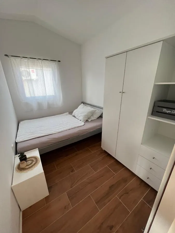 Apartment Mona Vir
