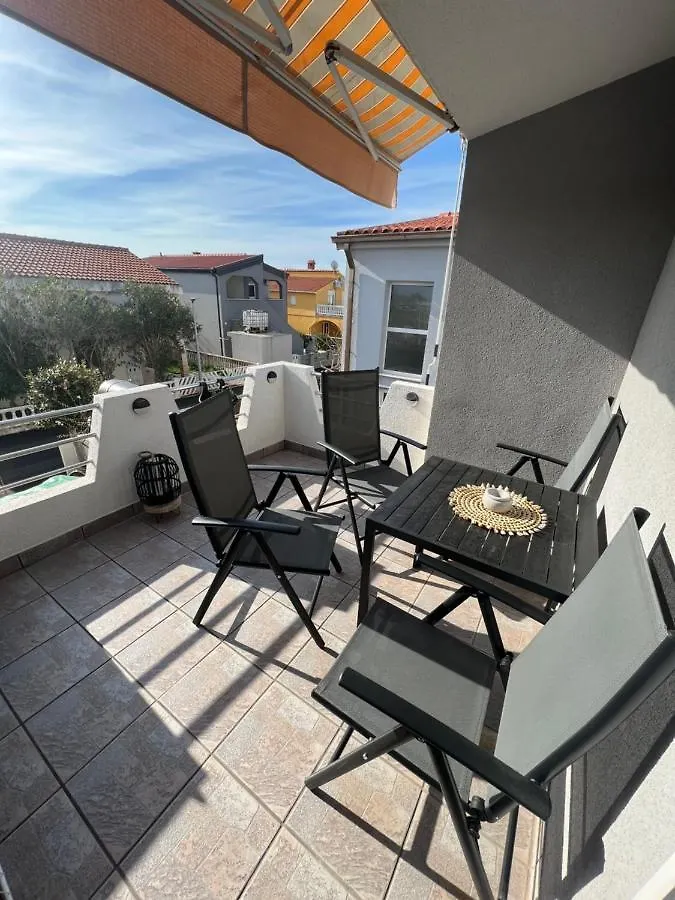Apartment Mona Vir 0*,